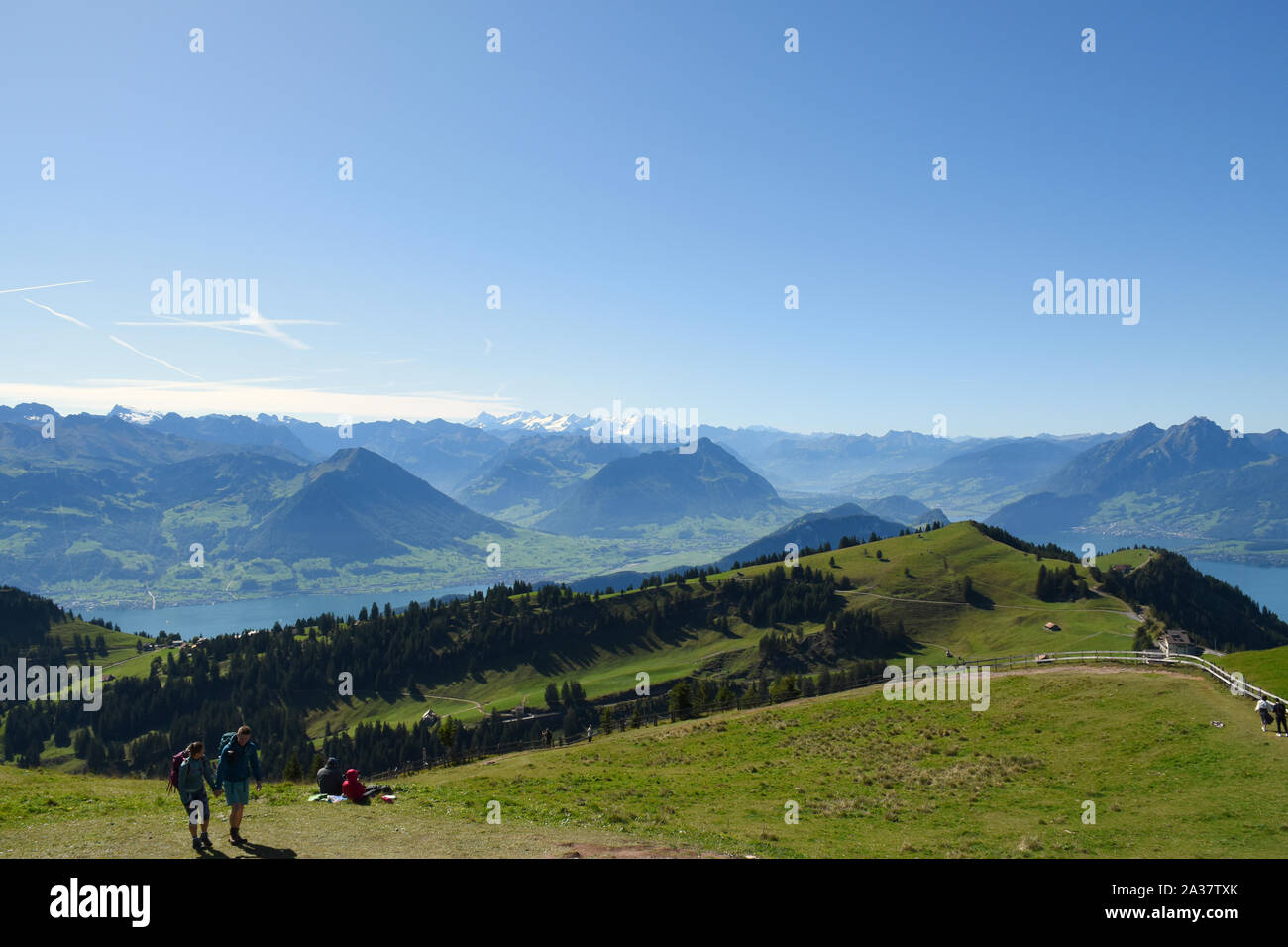 Arth, Svizzera 09.29.2019.paesaggio panoramico vista sui prati, catene montuose e cime innevate dalla sommità del Monte Rigi Kulm, Monte Rigi con Foto Stock