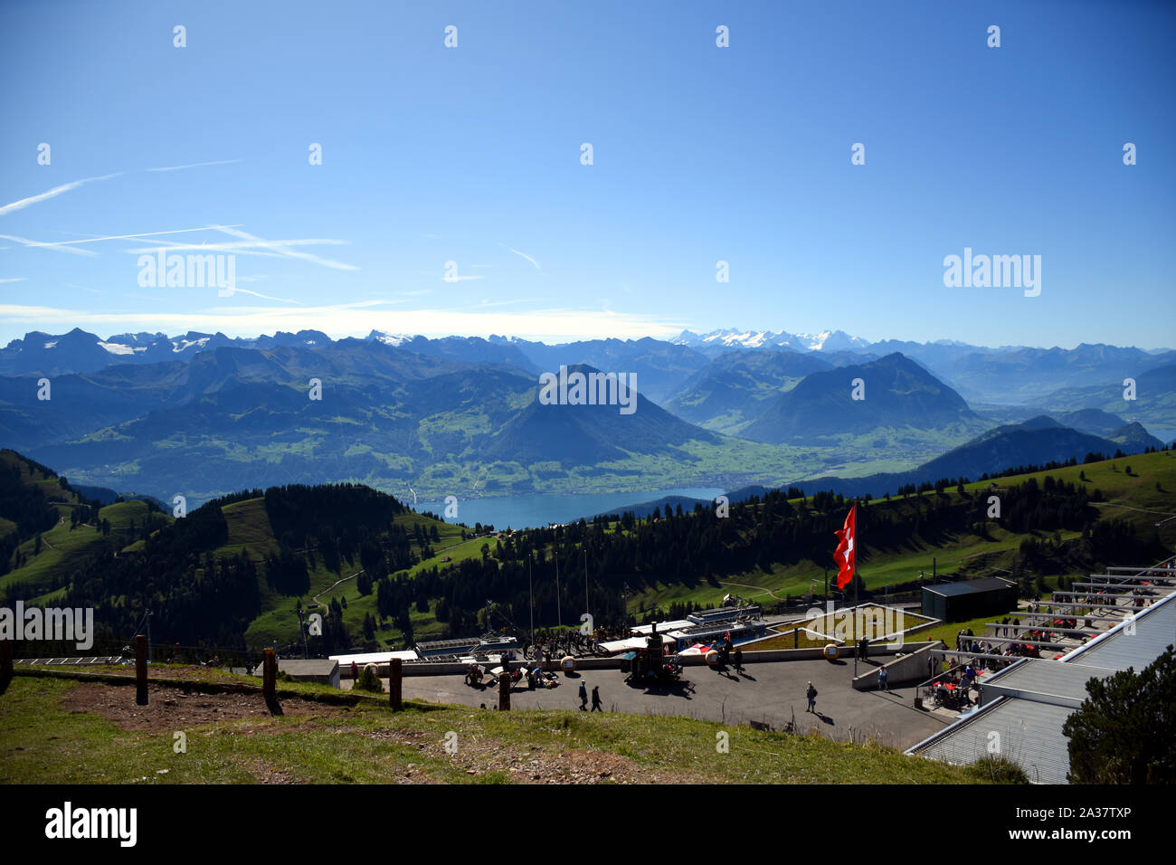 Panoramica vista del paesaggio di prati, catene montuose e cime innevate dalla sommità del Monte Rigi Kulm, Monte Rigi in Svizzera Foto Stock