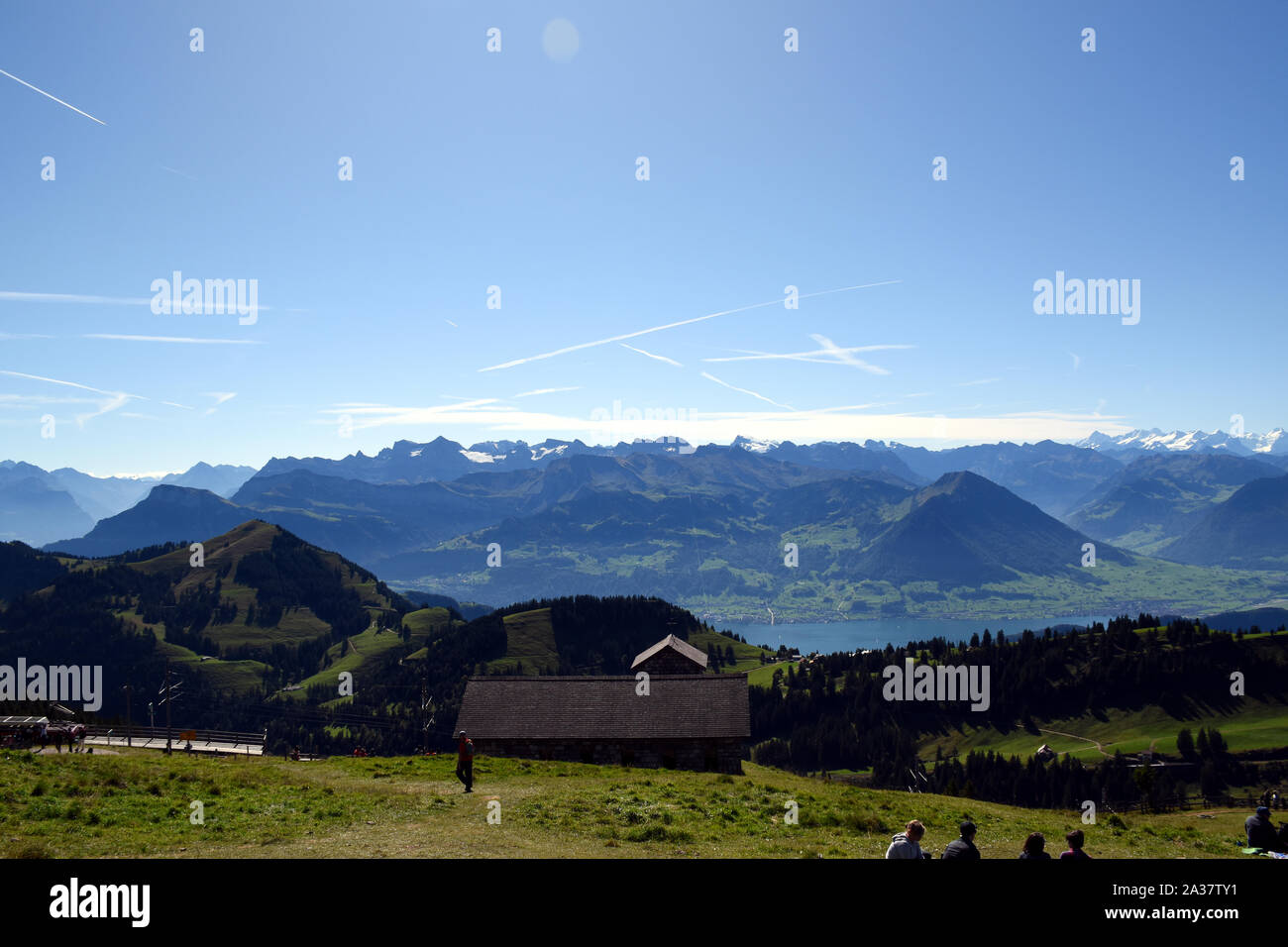 Panoramica vista del paesaggio di prati, catene montuose e cime innevate dalla sommità del Monte Rigi Kulm, Monte Rigi in Svizzera Foto Stock