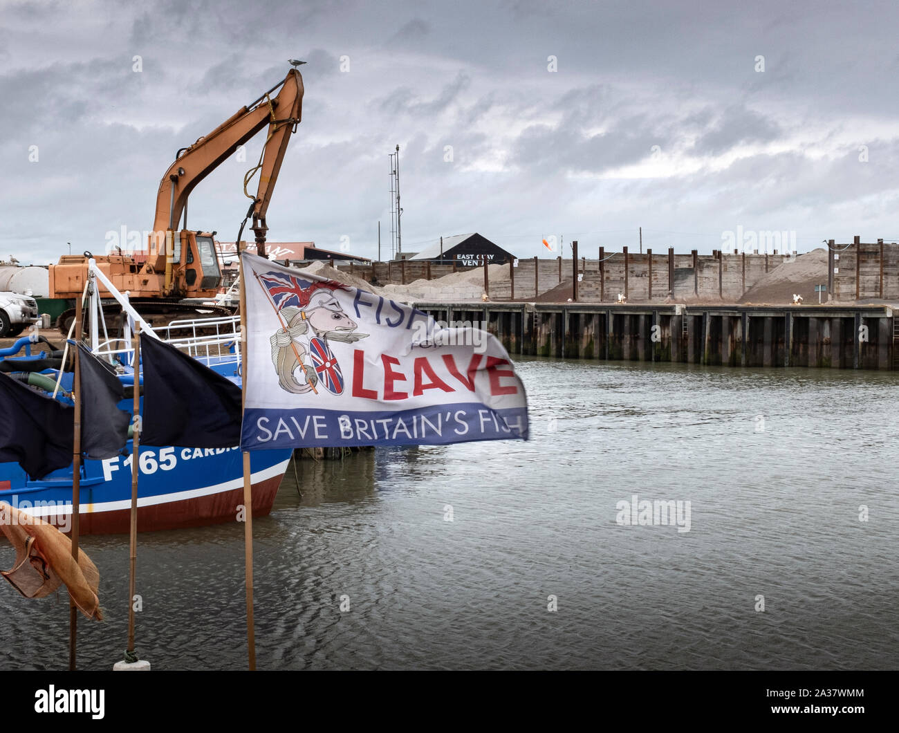 Whitstable barca da pesca battenti una bandiera di protesta su un panno umido giorno sordo, che rappresenta lo stato d'animo del Regno Unito in merito alla mancanza di progressi con Brexit. Foto Stock
