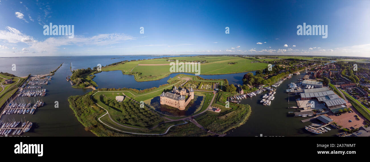 Antenna di ampia vista panoramica del castello di Muiderslot in Muiden vicino ad Amsterdam e i suoi giardini lussureggianti del Lago IJsselmeer con irrigidire circostante Foto Stock