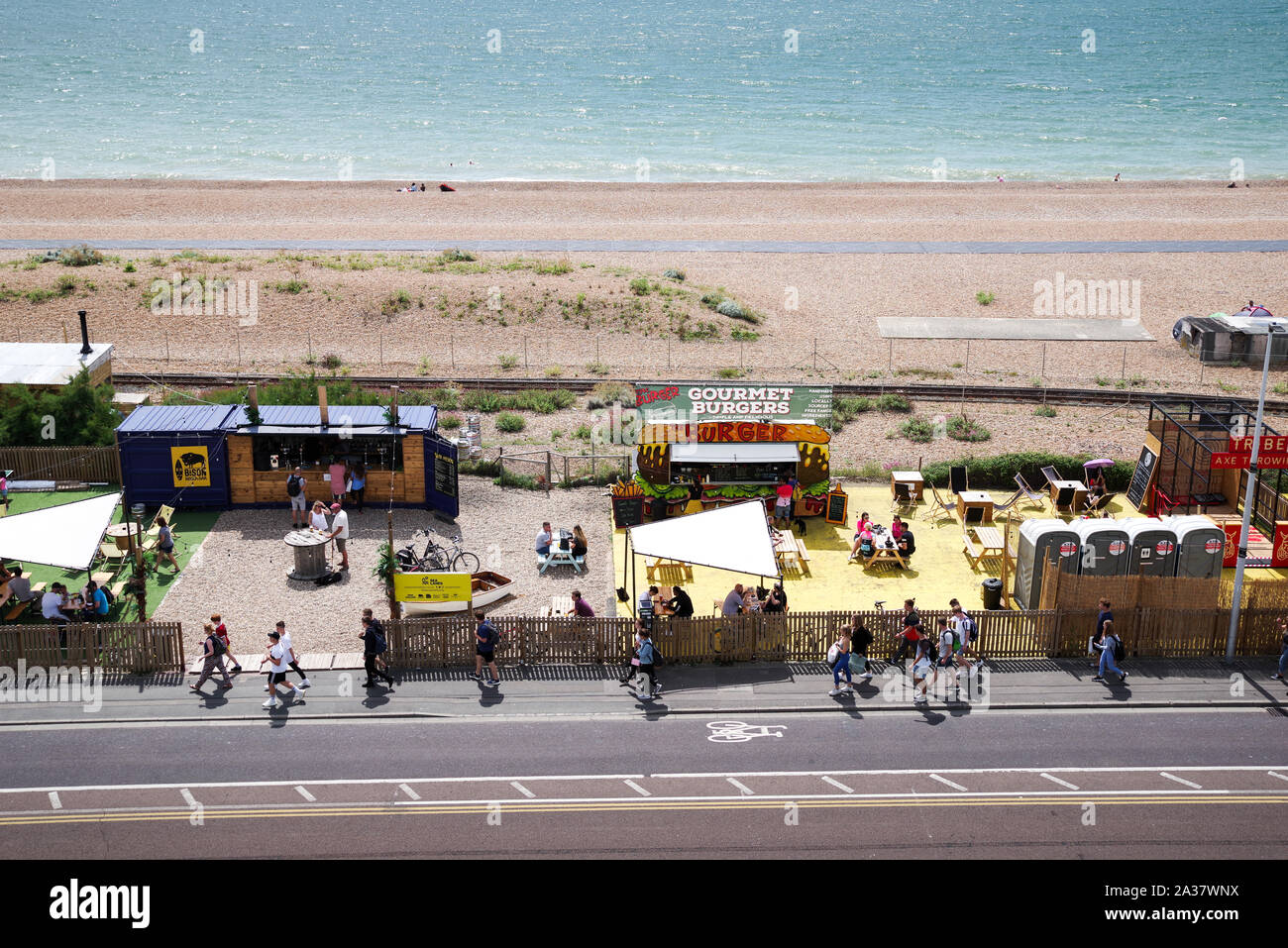 La spiaggia di Brighton e dal lungomare su un luminoso pomeriggio (East Sussex, Regno Unito) Foto Stock