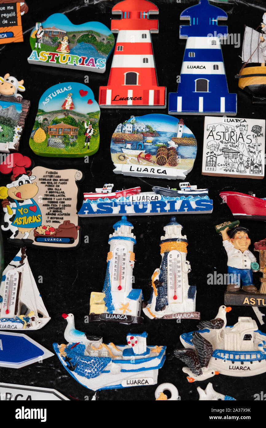 Luarca, Asturias, Spagna settentrionale - magneti per il frigo sul display al di fuori del negozio di souvenir Foto Stock