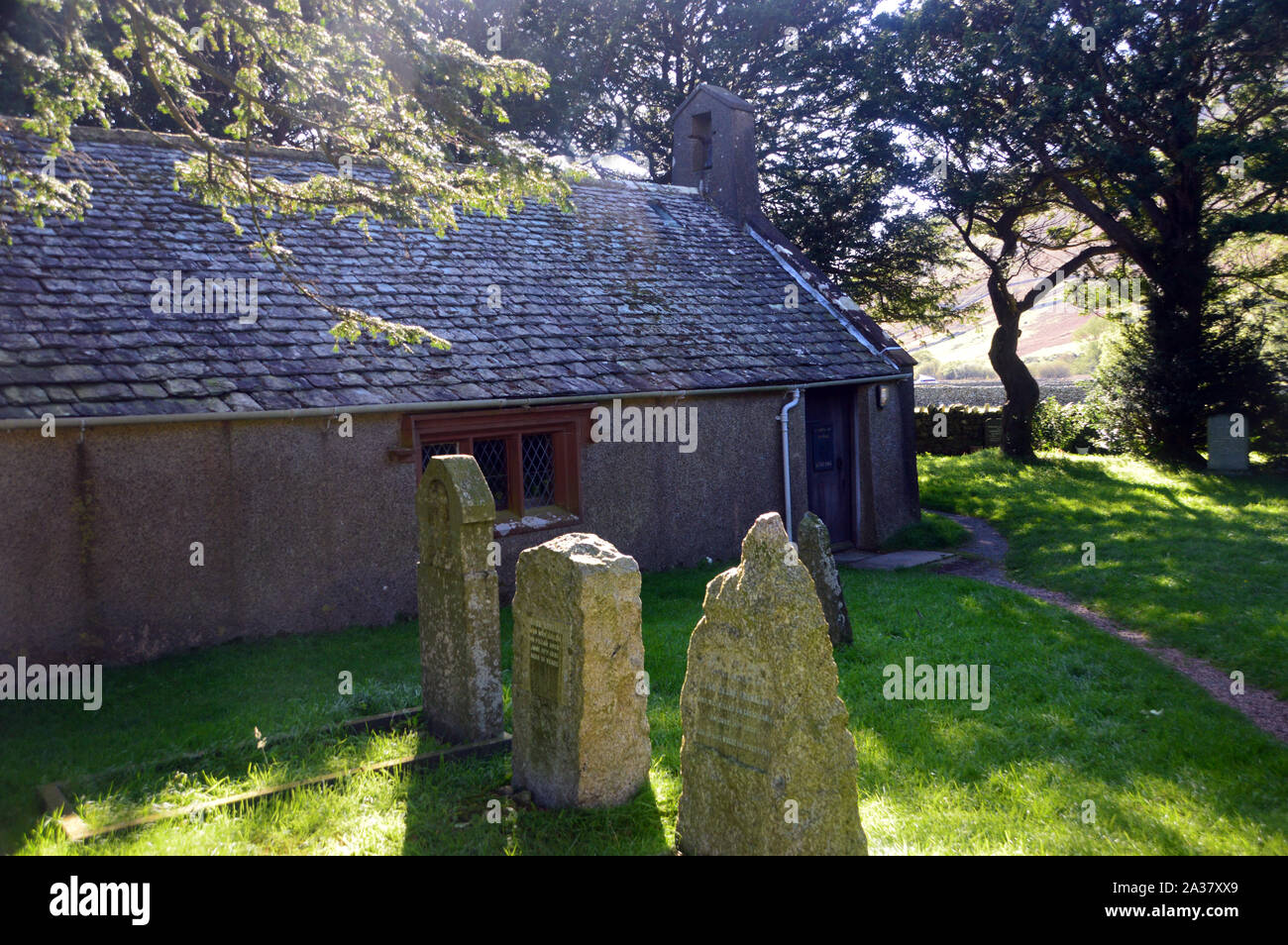 St Olaf's "C'E' la Chiesa in testa Wasdale è uno di Inghilterra del più piccolo chiese, Parco Nazionale del Distretto dei Laghi, Cumbria, Inghilterra, Regno Unito. Foto Stock