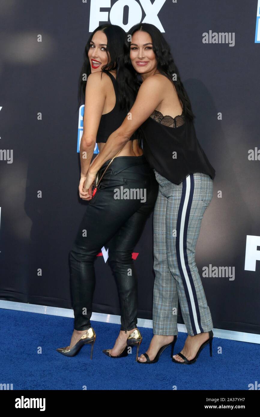 Brie Bella e Nikki Bella presso gli arrivi per WWE ventesimo anniversario di SmackDown Premiere, STAPLES Center di Los Angeles, CA Ottobre 4, 2019. Foto di: Priscilla concedere/Everett Collection Foto Stock