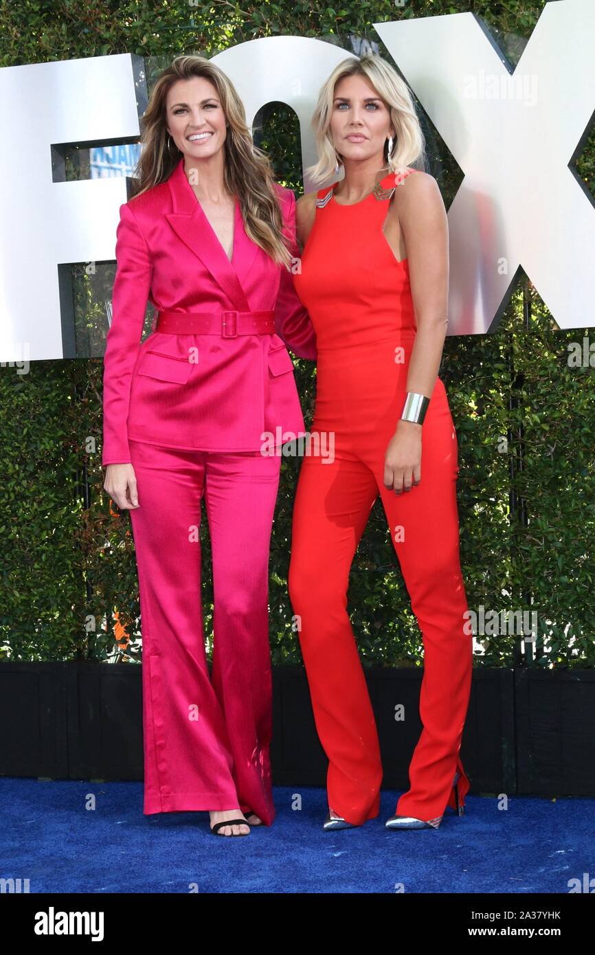 Erin Andrews, Charissa Thompson presso gli arrivi per WWE ventesimo anniversario di SmackDown Premiere, STAPLES Center di Los Angeles, CA Ottobre 4, 2019. Foto di: Priscilla concedere/Everett Collection Foto Stock