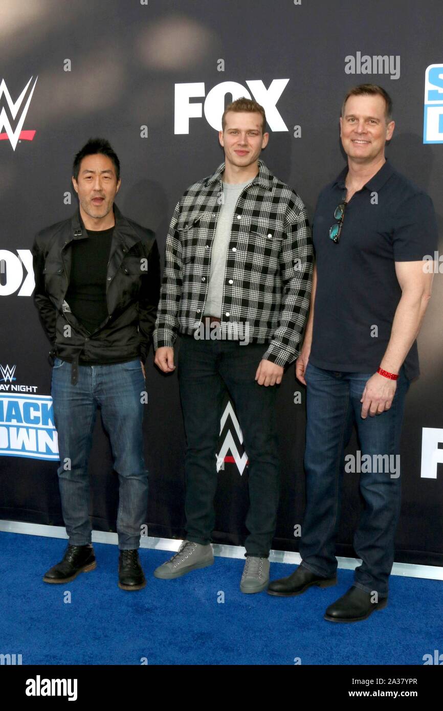 Ken Choi, Oliver Stark, Peter Krause presso gli arrivi per WWE ventesimo anniversario di SmackDown Premiere, STAPLES Center di Los Angeles, CA Ottobre 4, 2019. Foto di: Priscilla concedere/Everett Collection Foto Stock