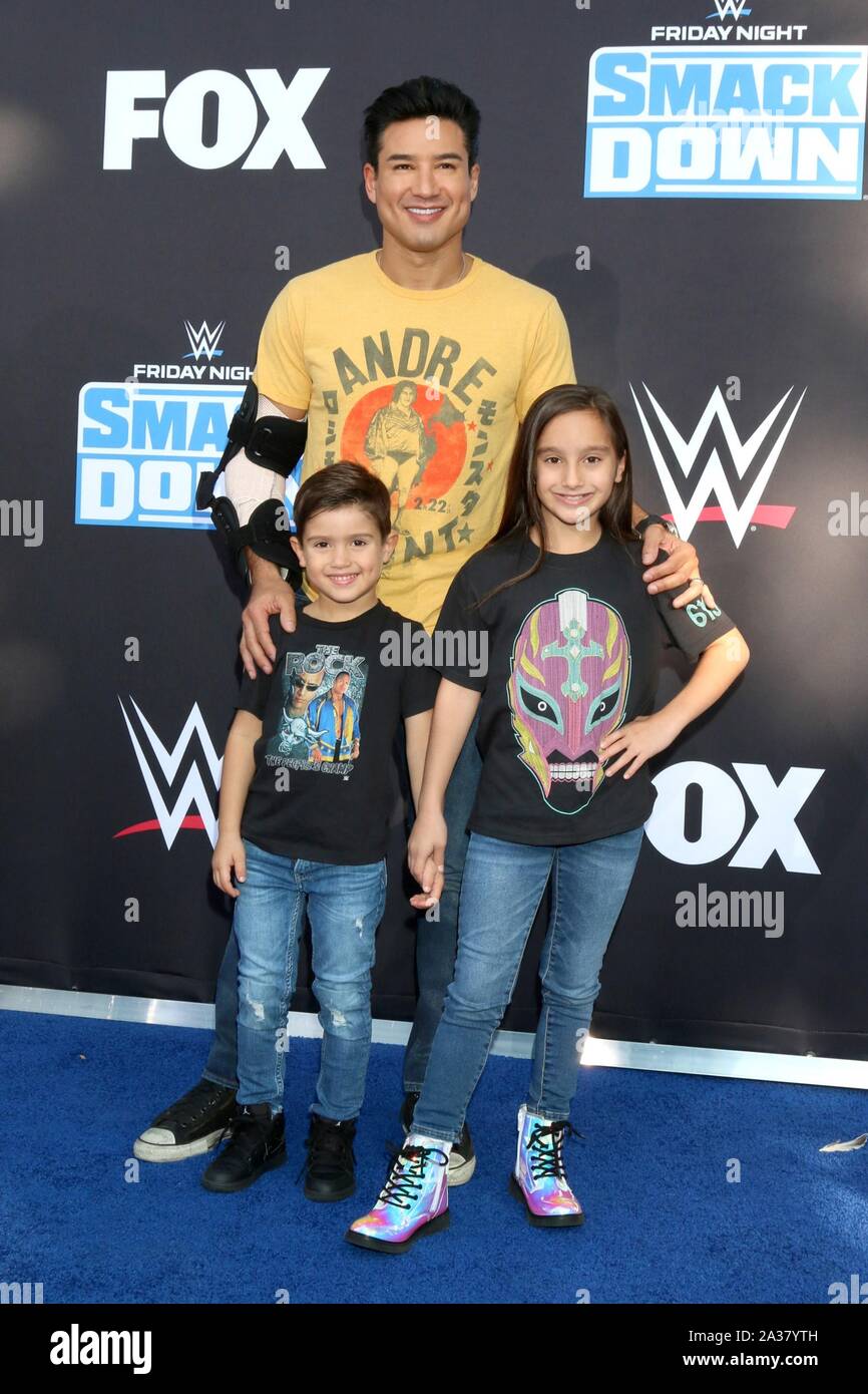 Mario Lopez, i bambini presso gli arrivi per WWE ventesimo anniversario di SmackDown Premiere, STAPLES Center di Los Angeles, CA Ottobre 4, 2019. Foto di: Priscilla concedere/Everett Collection Foto Stock