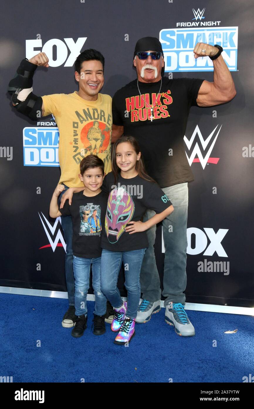 Mario Lopez, Bambini, Hulk Hogan presso gli arrivi per WWE ventesimo anniversario di SmackDown Premiere, STAPLES Center di Los Angeles, CA Ottobre 4, 2019. Foto di: Priscilla concedere/Everett Collection Foto Stock