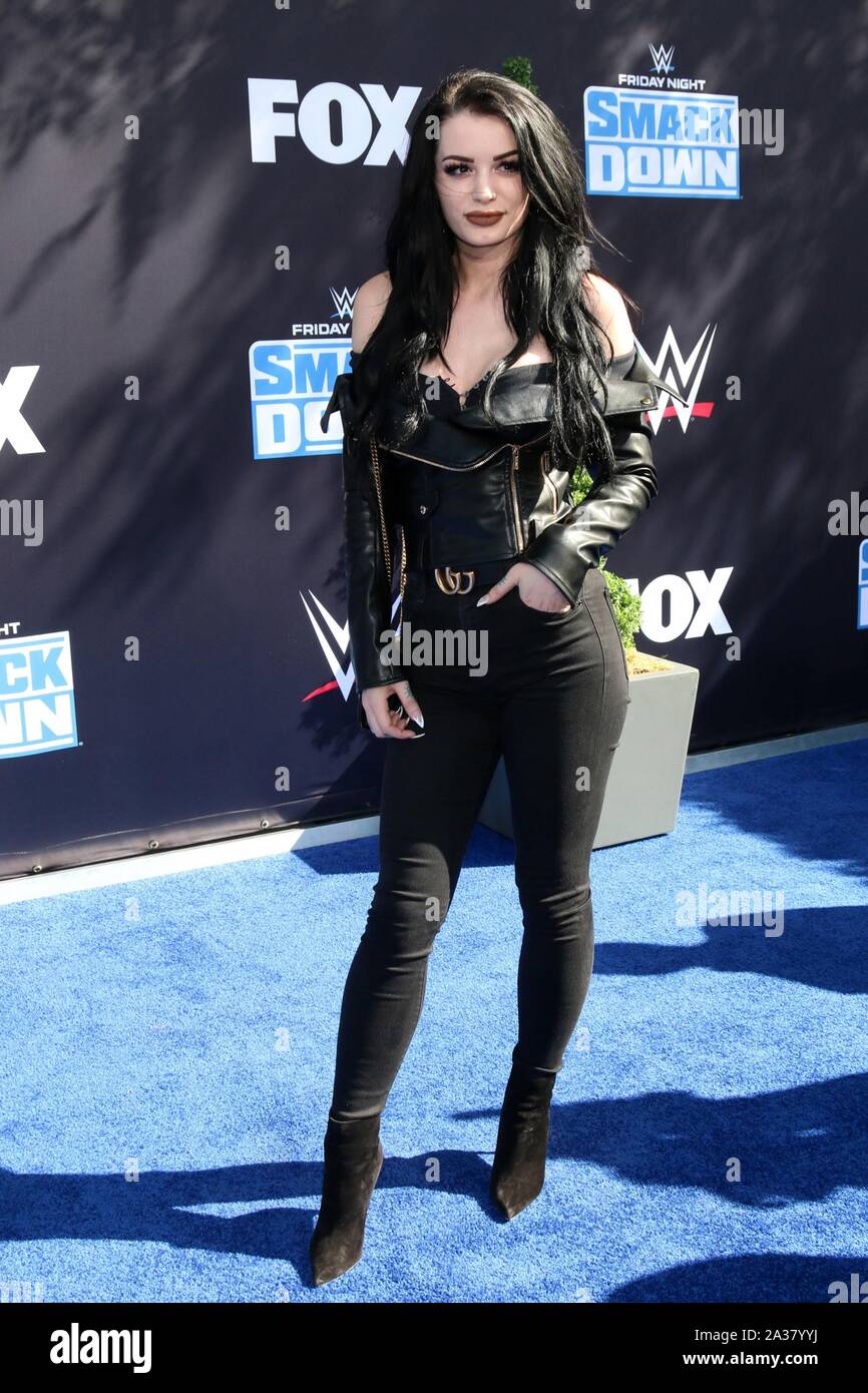 Paige aka Saraya-Jade Bevis presso gli arrivi per WWE ventesimo anniversario di SmackDown Premiere, STAPLES Center di Los Angeles, CA Ottobre 4, 2019. Foto di: Priscilla concedere/Everett Collection Foto Stock