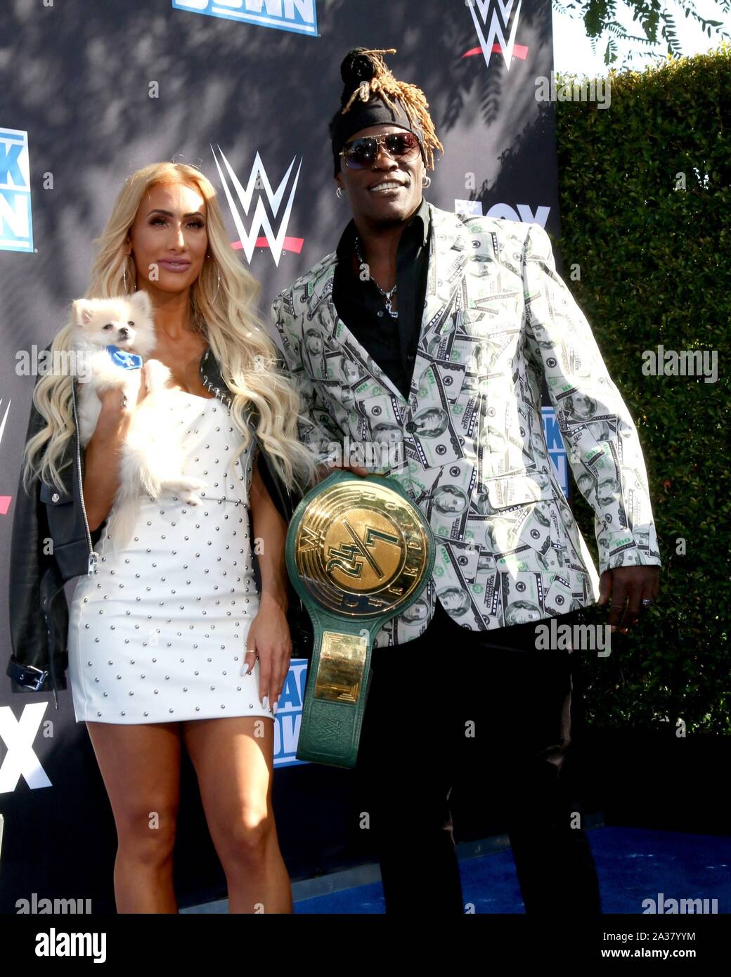 Pamela uccisioni, R verità aka Ronnie Aaron uccisioni presso gli arrivi per WWE ventesimo anniversario di SmackDown Premiere, STAPLES Center di Los Angeles, CA Ottobre 4, 2019. Foto di: Priscilla concedere/Everett Collection Foto Stock