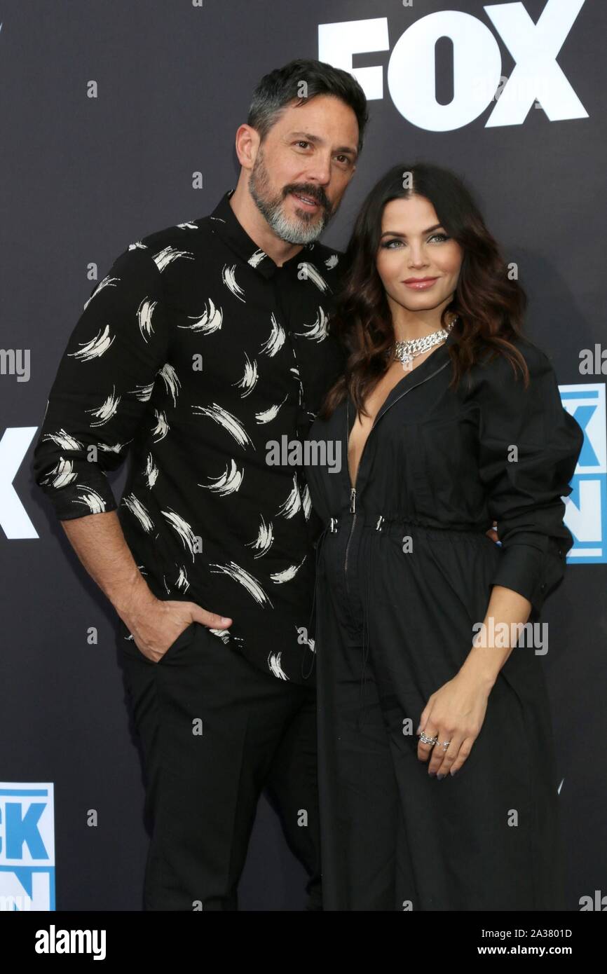 Steve Kazee, Jenna Dewan presso gli arrivi per WWE ventesimo anniversario di SmackDown Premiere, STAPLES Center di Los Angeles, CA Ottobre 4, 2019. Foto di: Priscilla concedere/Everett Collection Foto Stock