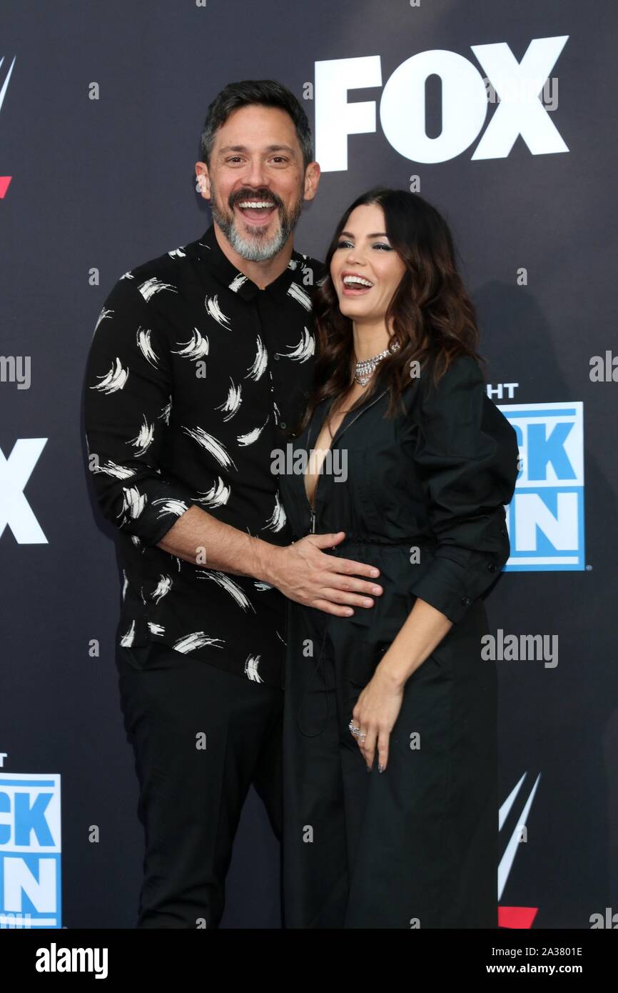 Steve Kazee, Jenna Dewan presso gli arrivi per WWE ventesimo anniversario di SmackDown Premiere, STAPLES Center di Los Angeles, CA Ottobre 4, 2019. Foto di: Priscilla concedere/Everett Collection Foto Stock