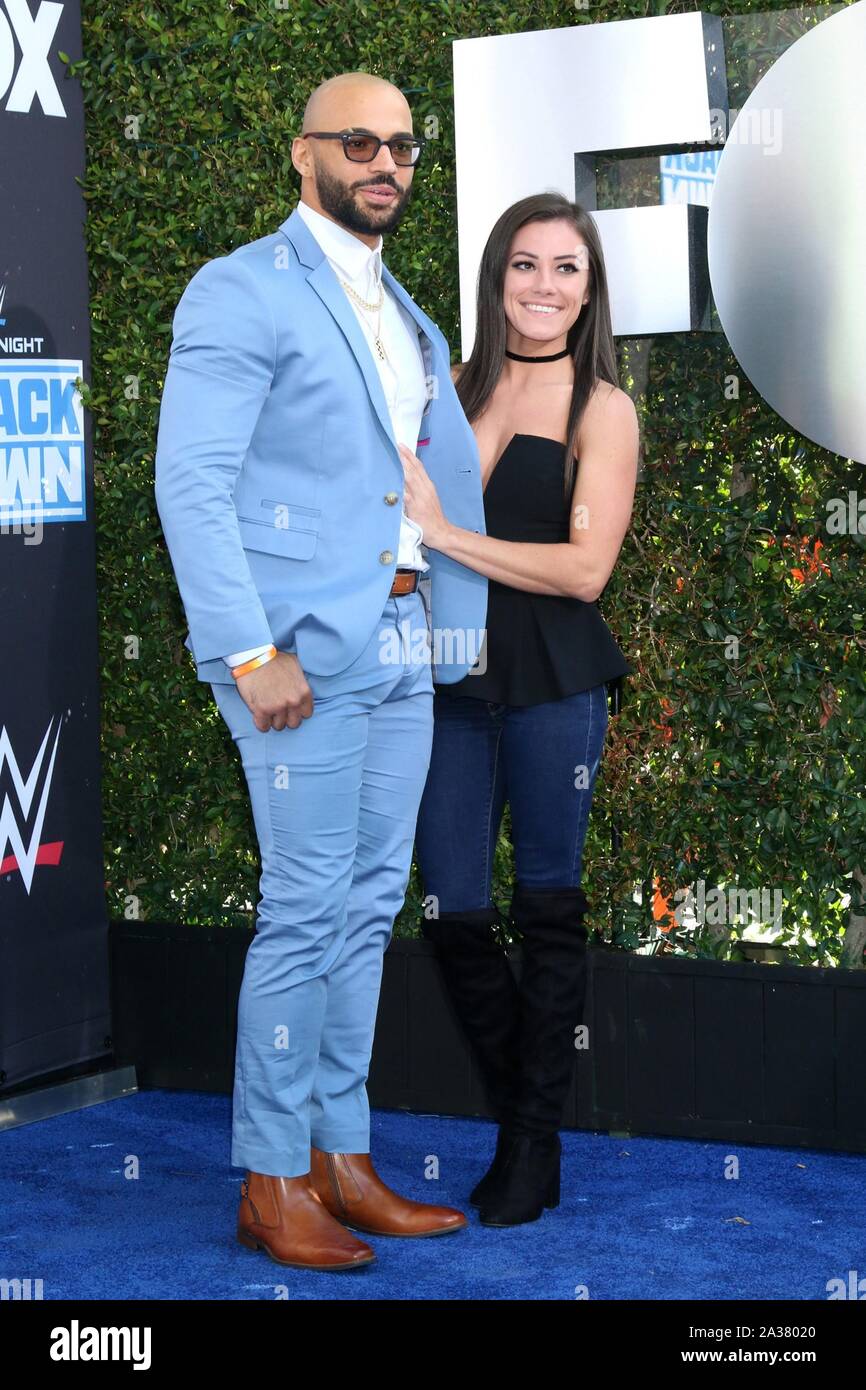 Ricochet, Kacy Catanzaro presso gli arrivi per WWE ventesimo anniversario di SmackDown Premiere, STAPLES Center di Los Angeles, CA Ottobre 4, 2019. Foto di: Priscilla concedere/Everett Collection Foto Stock