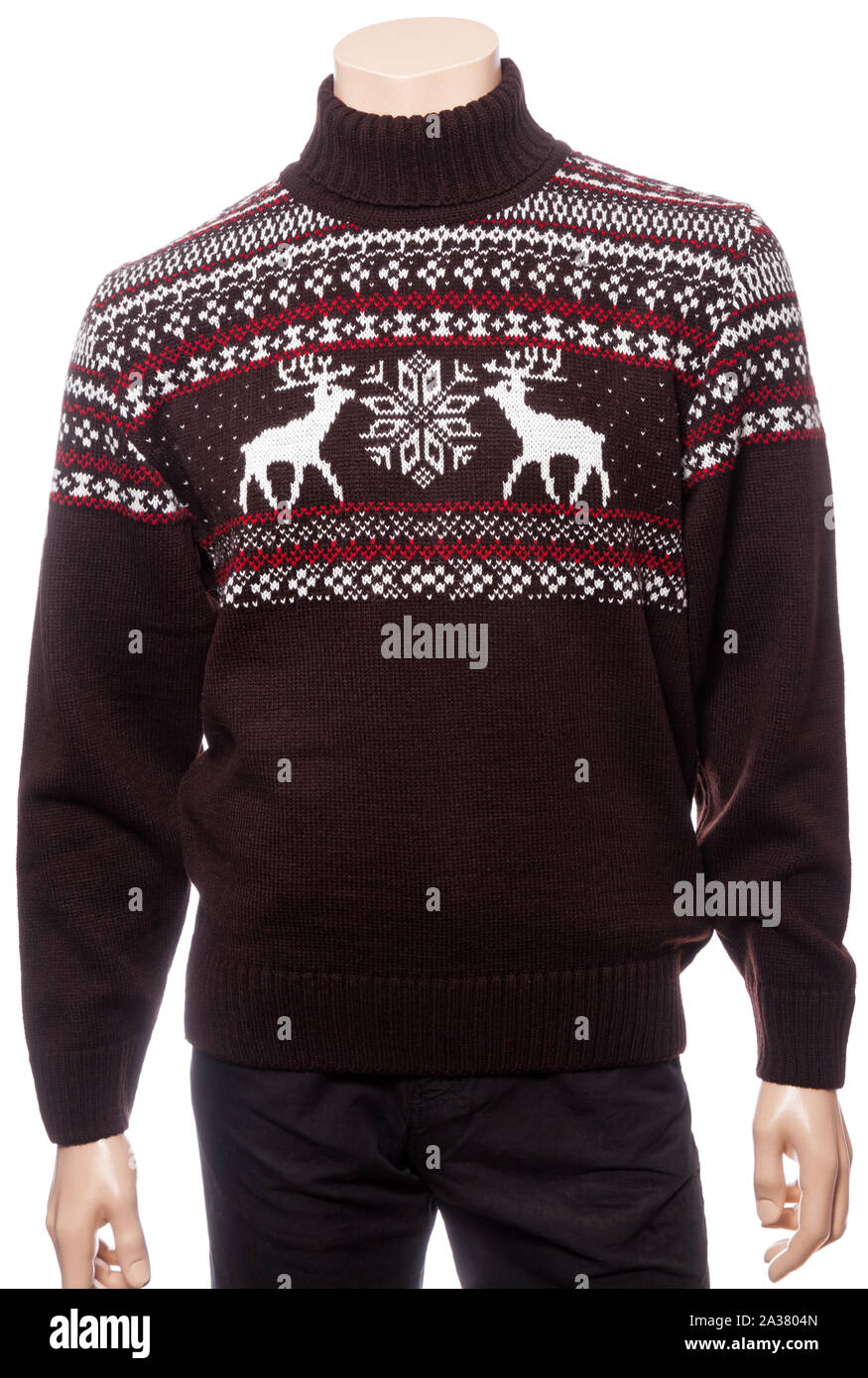Marrone di Natale a maglia turtleneck maglione di design tradizionale con alce elk o ornamento su un manichino isolato su uno sfondo bianco Foto Stock