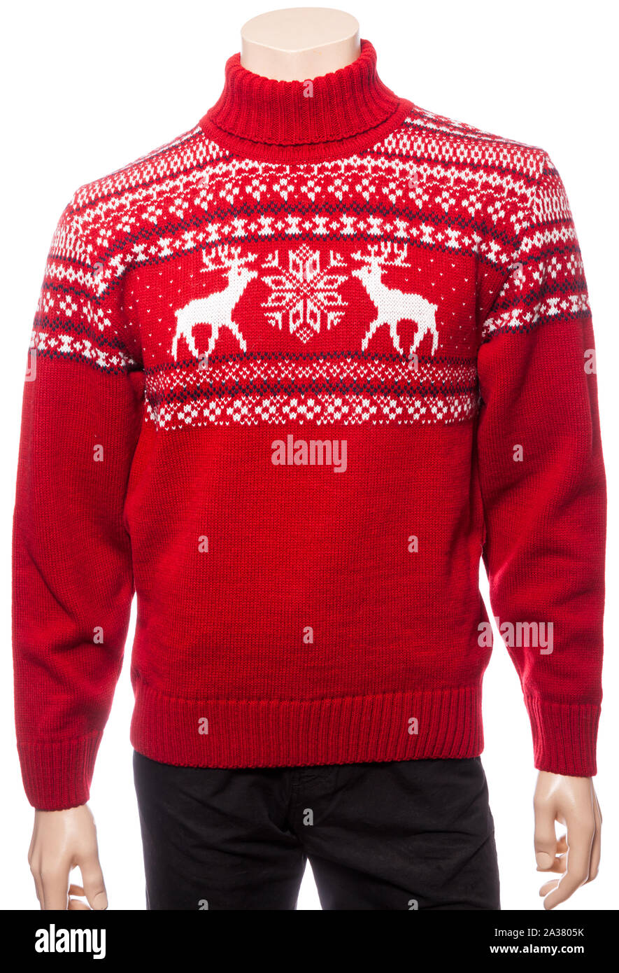 Rosso di Natale a maglia turtleneck maglione di design tradizionale con alce elk o ornamento su un manichino isolato su uno sfondo bianco Foto Stock