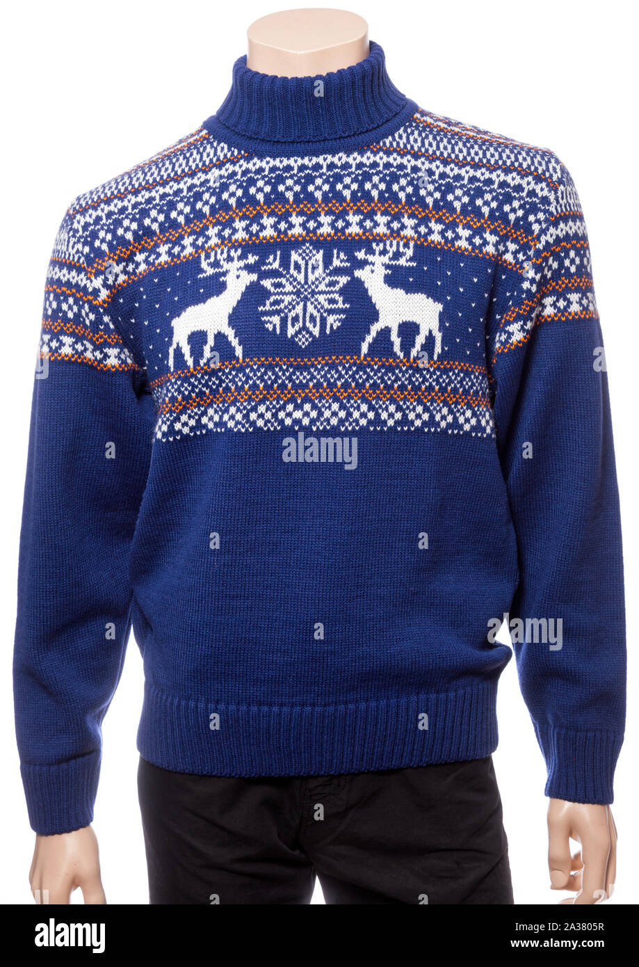 Maglia blu Natale turtleneck maglione di design tradizionale con alce elk o ornamento su un manichino isolato su uno sfondo bianco Foto Stock