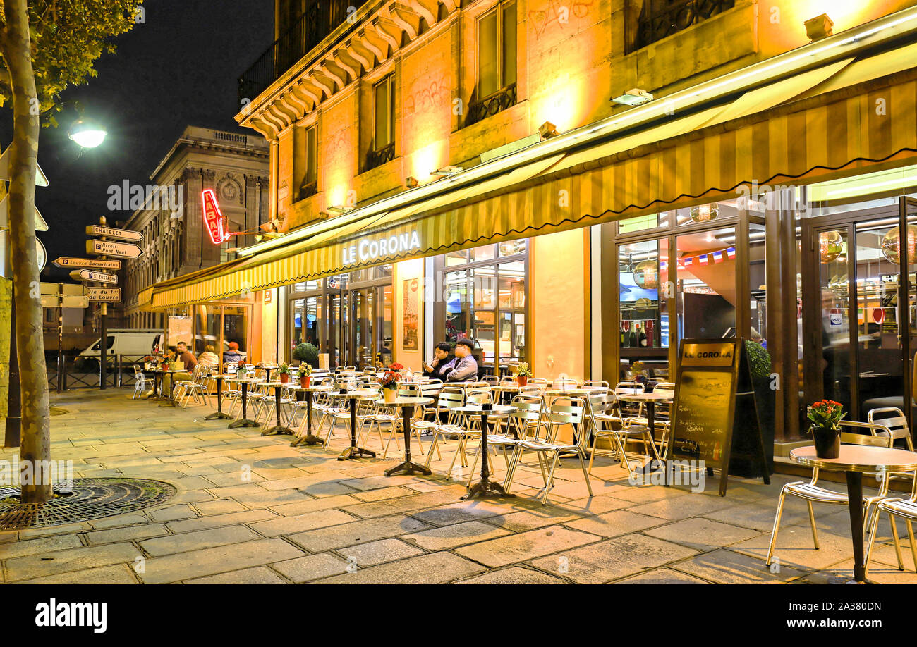 Il cafe Corona situato nel quartiere delle Halles di Parigi.Ci sono gli autentici sapori della tradizione culinaria francese e antiche ricette. Foto Stock