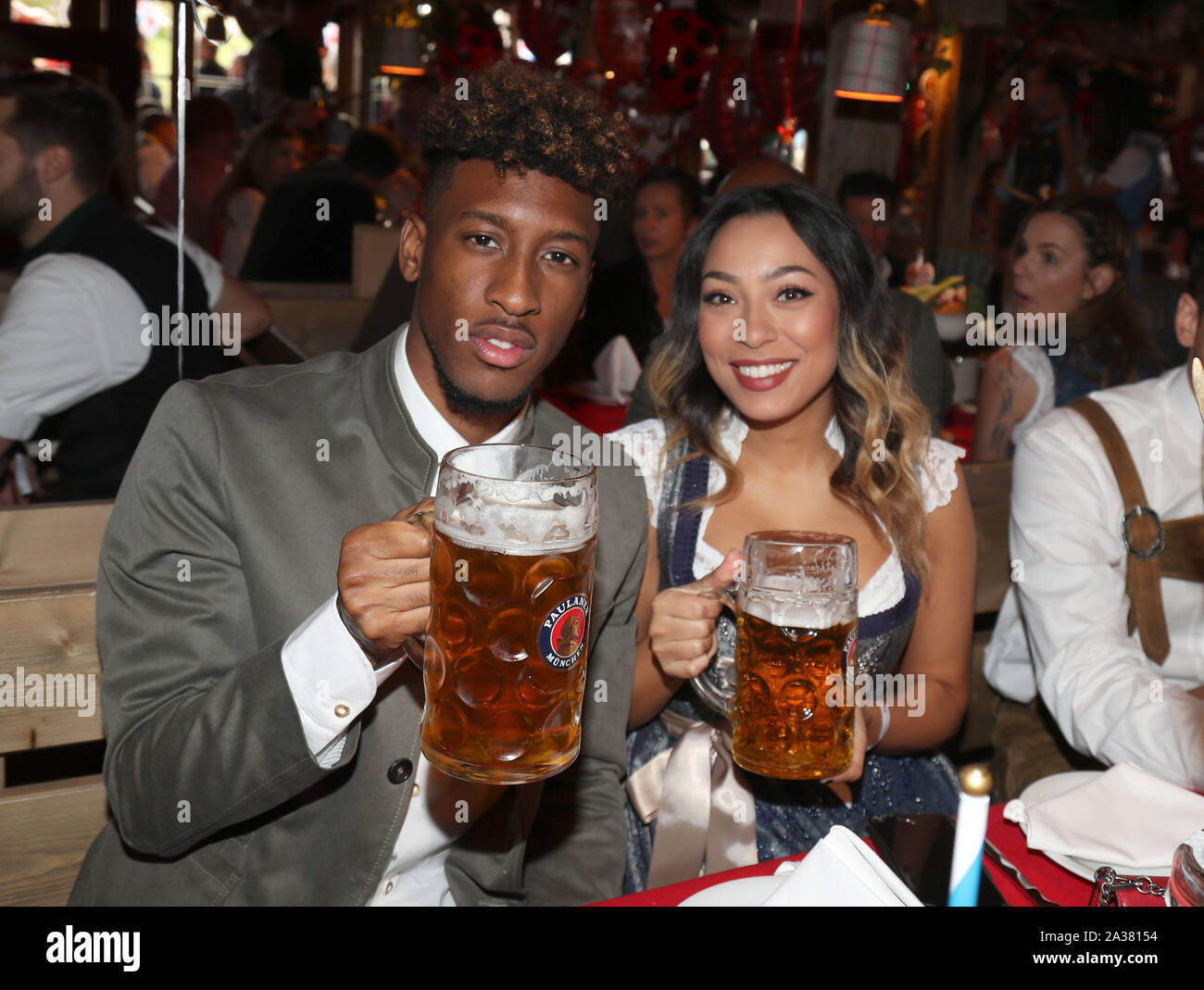 Monaco di Baviera, Germania. 06 ott 2019. Kingsley COMAN, FCB 29 con la fidanzata squadra FC Bayern Monaco di Baviera visiti la festa della birra Oktoberfest in abiti tradizionali Dirndl e Lederhose, pelle 1.della Lega calcio tedesca, Monaco di Baviera, Ottobre 06, 2019 stagione 2019/2020, FCB, München, Credito: Peter Schatz/Alamy Live News Foto Stock