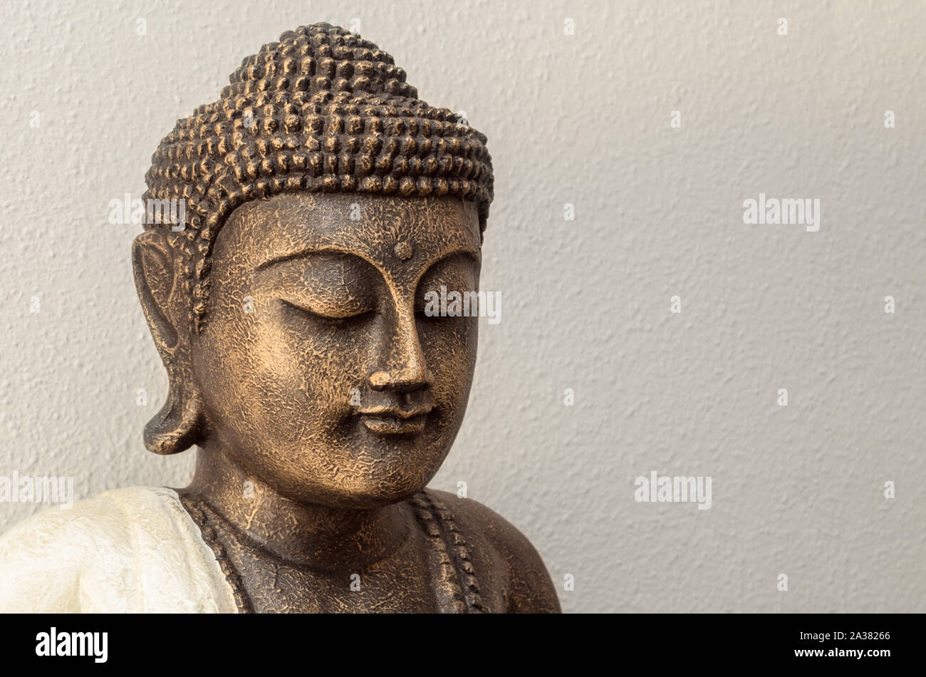 Siddhartha statua in bronzo. Close up di Buddha bella faccia serena con gli occhi chiusi. Meditazione migliore ispirazione immagine o mindfulness sfondo.Copia Foto Stock