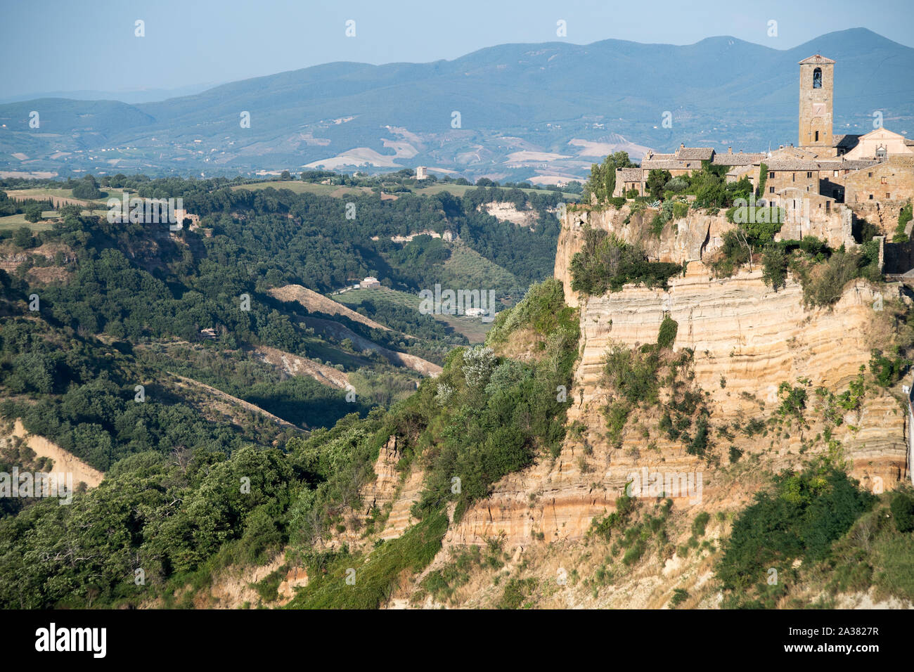 Panorama di Civita di Bagnoregio, Lazio, Italia. 20 agosto 2019, chiamato La citta che muore (la città che muore) © Wojciech Strozyk / Alamy Stock Photo Foto Stock