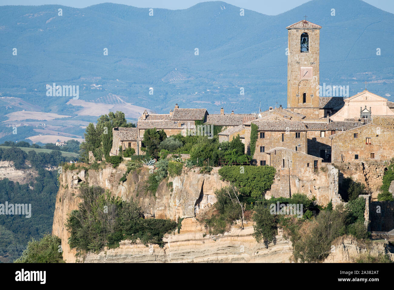 Chiesa di San Donato (San Donato chiesa) in Civita di Bagnoregio, Lazio, Italia. 20 agosto 2019, chiamato La citta che muore (la città che muore) © Wojciec Foto Stock