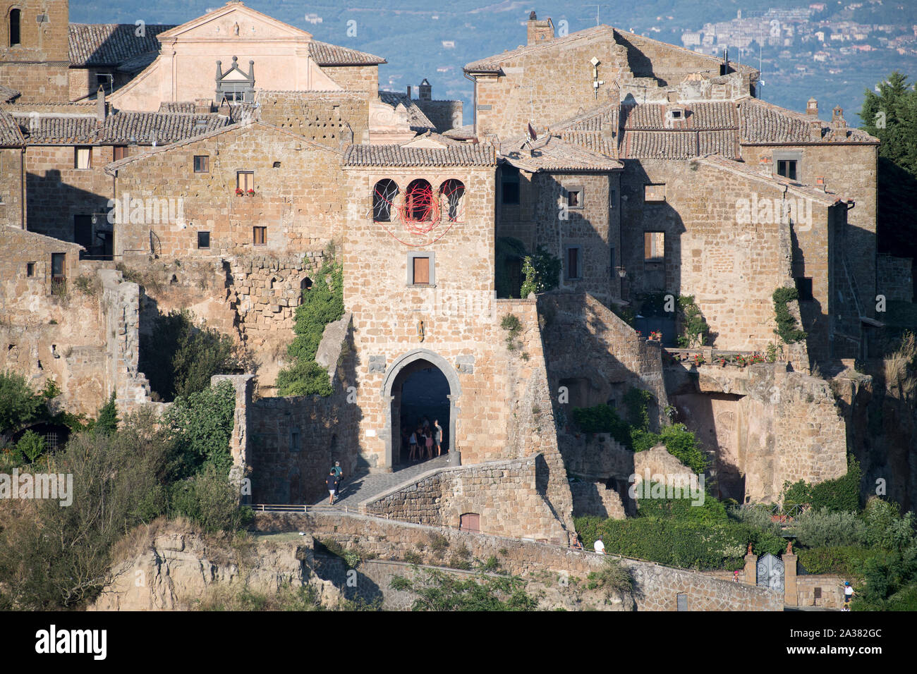 Porta di Santa Maria a Civita di Bagnoregio, Lazio, Italia. 20 agosto 2019, chiamato La citta che muore (la città che muore) © Wojciech Strozyk / Alamy St Foto Stock