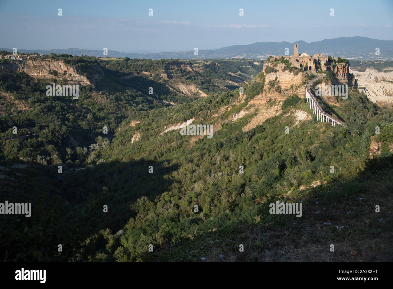 Panorama di Civita di Bagnoregio, Lazio, Italia. 20 agosto 2019, chiamato La citta che muore (la città che muore) © Wojciech Strozyk / Alamy Stock Photo Foto Stock