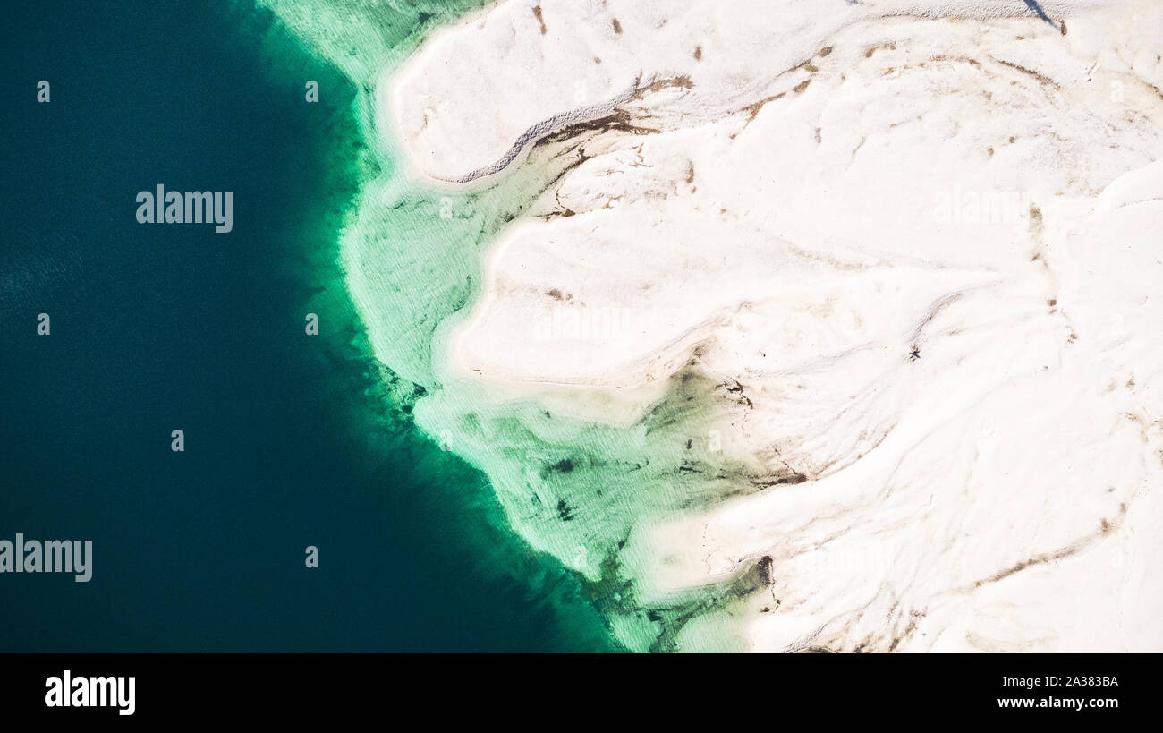 Colorato astratto picchiettio naturale. Drone Top Down vista sul fiume e sul lago. Foto Stock