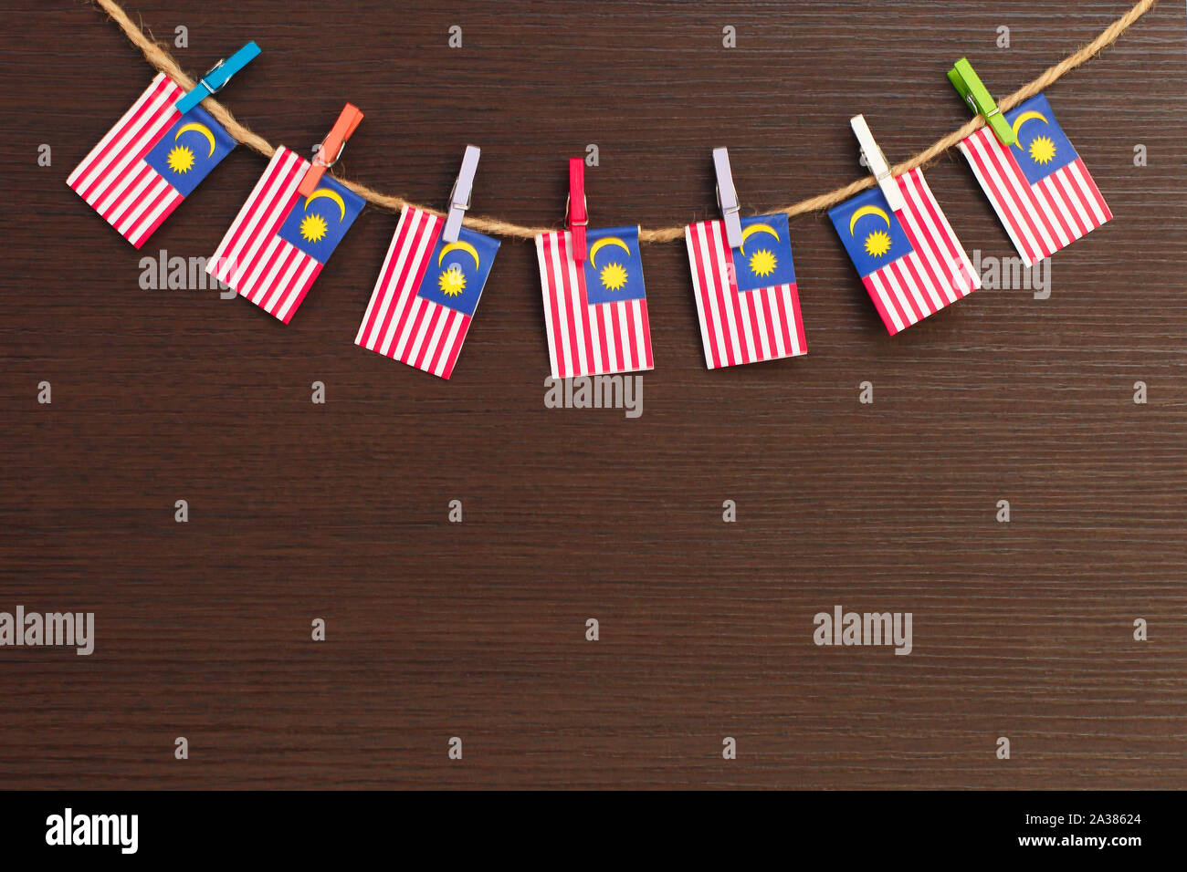 Bandiere di Malaysia sul stendibiancheria attaccato con clothespins in legno Foto Stock