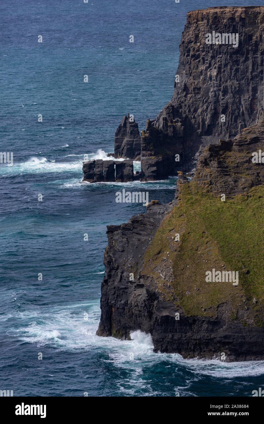 Le Scogliere di Moher, County Clare, Repubblica di Irlanda. Essi raggiungono la loro massima altezza di 214m (702ft) qui, appena a nord di O'Brien's Tower. Foto Stock