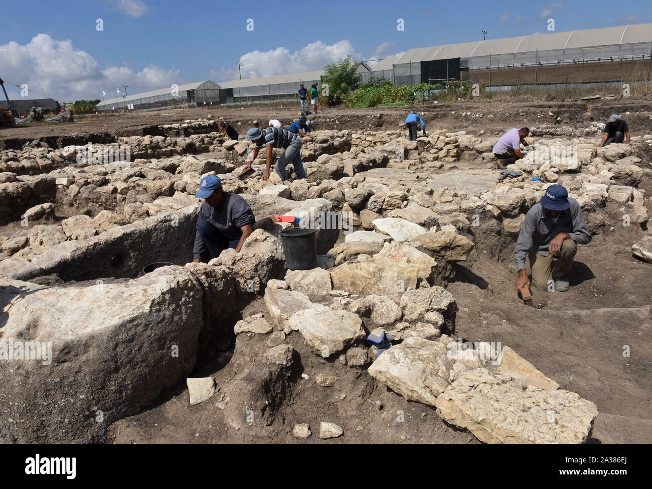 En Esur, Israele. 06 ott 2019. I lavoratori dalle Autorità di Antichità spazzola le rovine di un tempio di rito, che si trova in un vasto 5.000 anni e cosmopolita città pianificata, uno dei primi e più importanti del Vicino Oriente antico, scavate dalla antichità israeliana competente En Esur, Israele, domenica 6 ottobre 2019. L'En Esur sito archeologico, situato nei pressi di Wadi Ara, è stato scoperto prima della costruzione di un'autostrada interscambio e ha rivelato un enorme città dove 6.000 persone hanno vissuto. Foto di Debbie Hill/UPI Credito: UPI/Alamy Live News Foto Stock