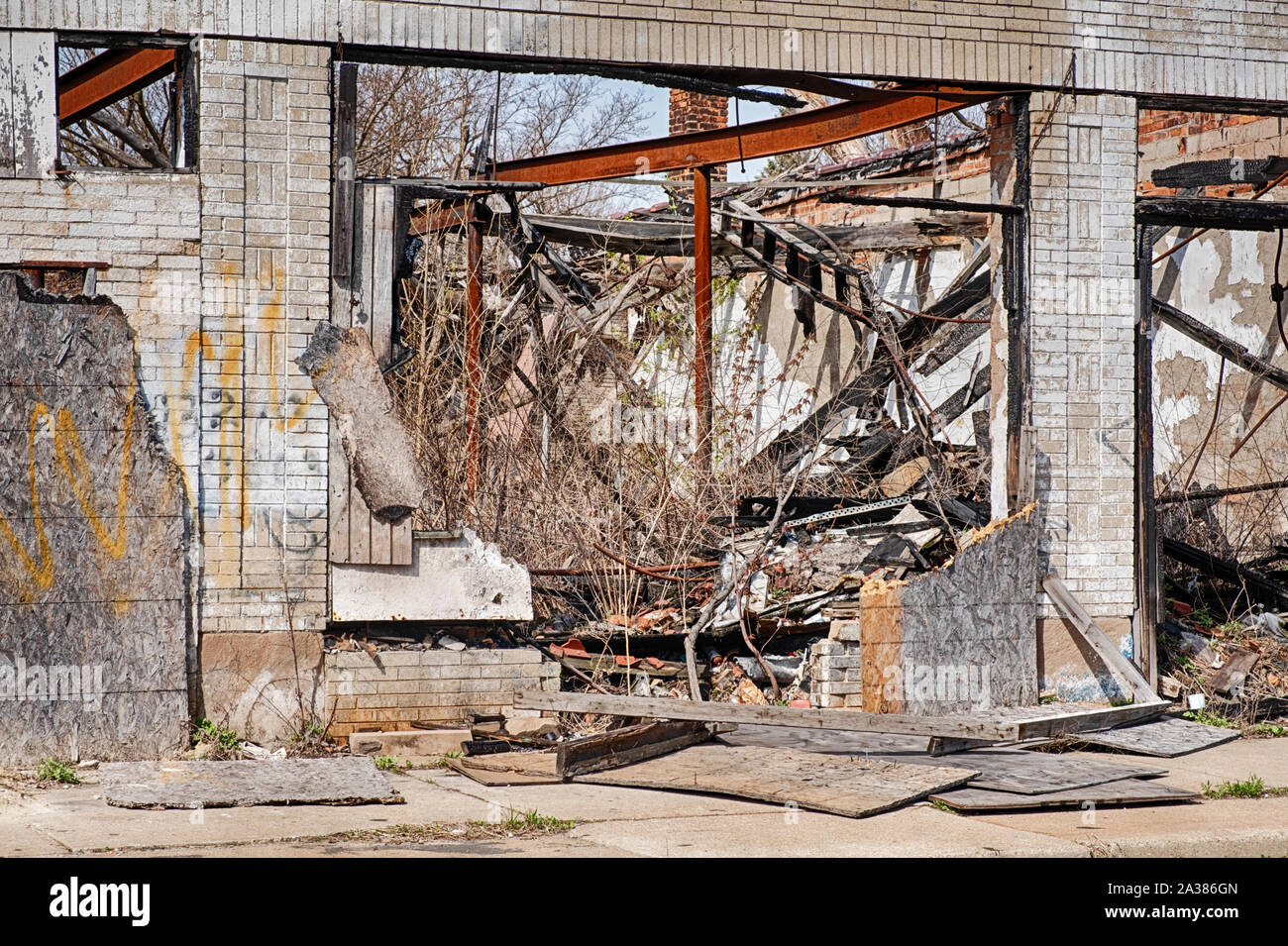 DETROIT, Michigan - 27 Aprile 2019: una vetrina aperta mette in evidenza la urban piaga che affligge la città di Detroit. Foto Stock
