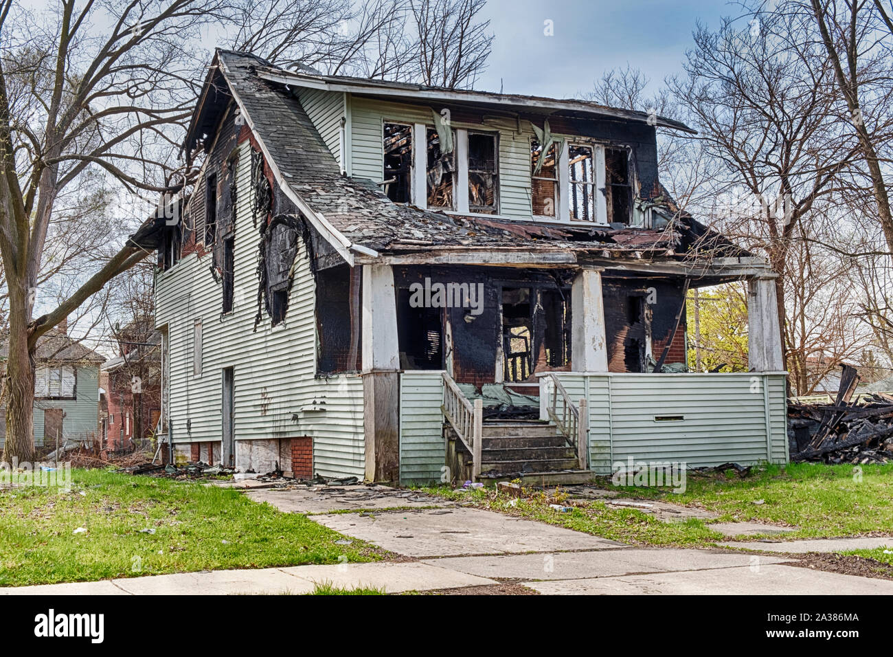 DETROIT, Michigan - Aprile 27, 2019: i danni di un incendio è evidente in un area di decadimento di Detroit che ha sofferto di urban blight. Foto Stock
