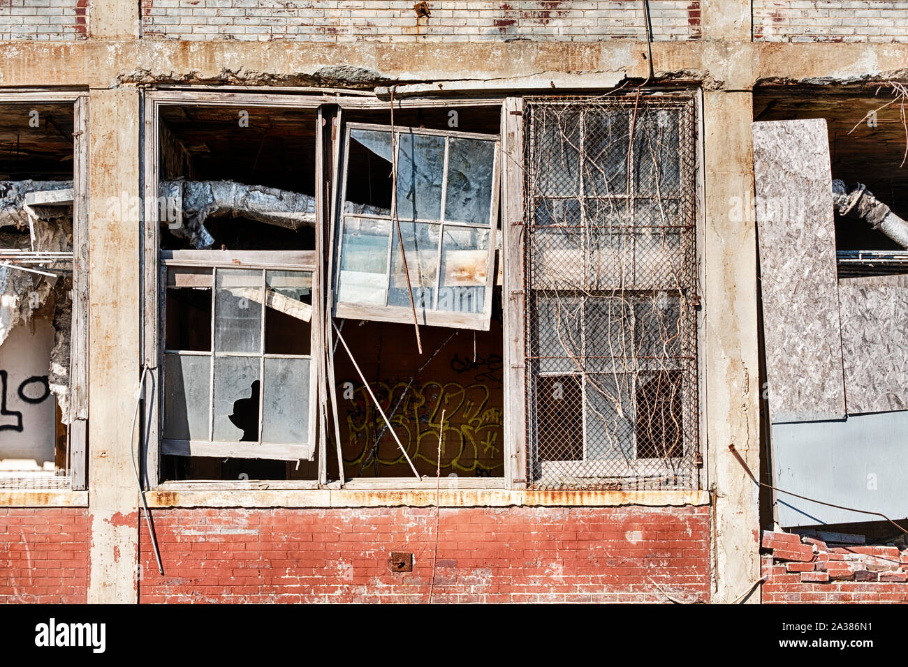 DETROIT, Michigan - Aprile 28, 2019: la rottura di una finestra si apre all'interno della storica Packard Motor Company nella factory di Detroit. Foto Stock
