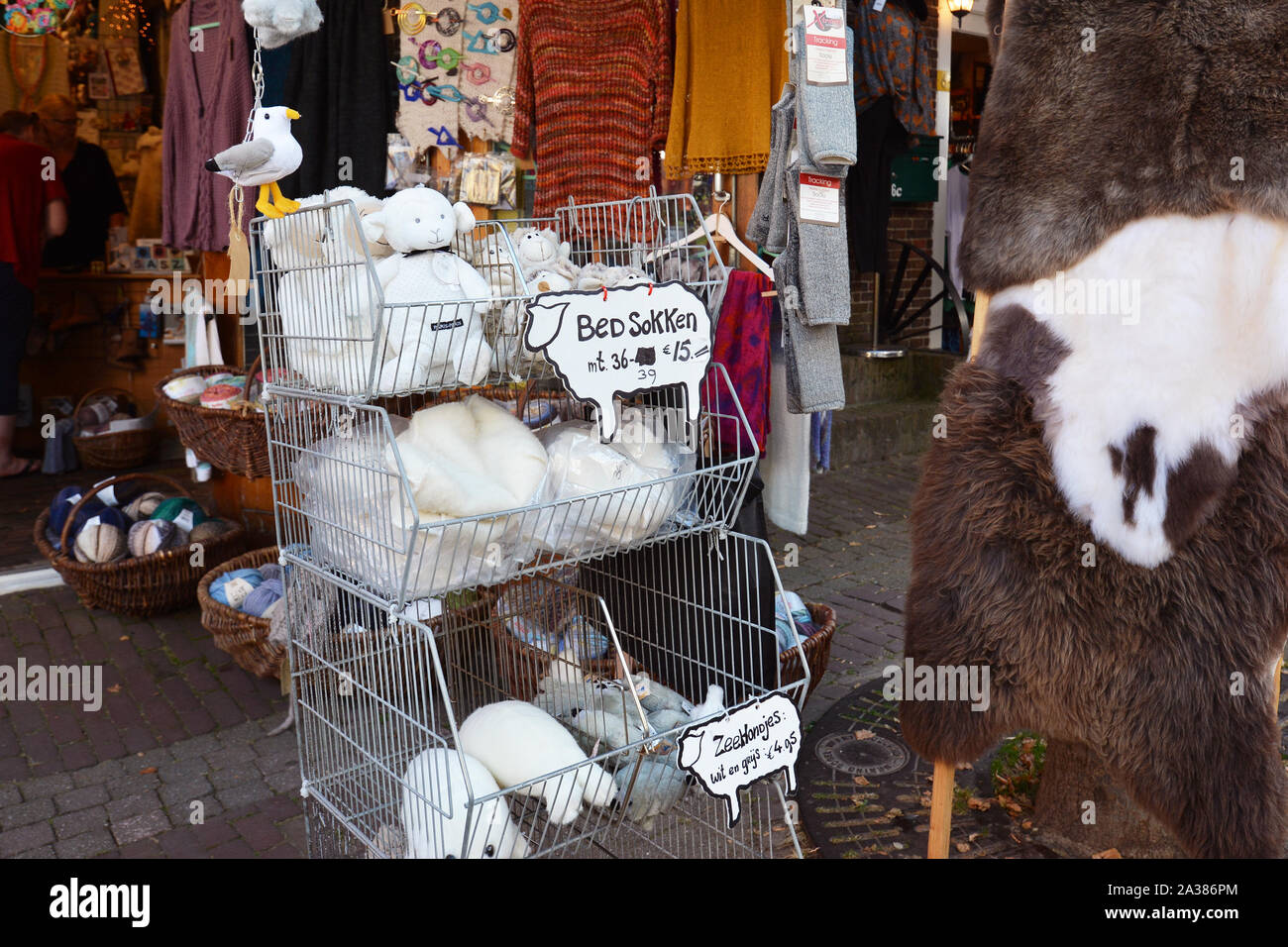 Den Burg, Texel / Paesi Bassi - Agosto 2019: turistici negozio di vendita di merci locali likesocks e Peluche giocattoli fatti di lana di pecora di Texel Foto Stock