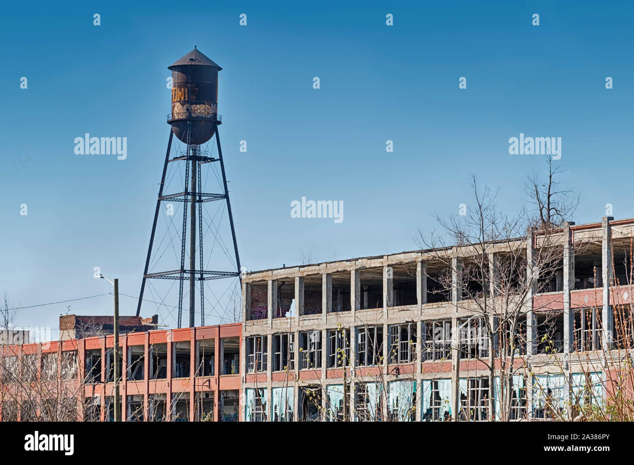 DETROIT, Michigan - Aprile 28, 2019: gli abbandonati Packard Motor Company nella factory di Detroit ha ancora una grande torre di acqua sul tetto. Foto Stock