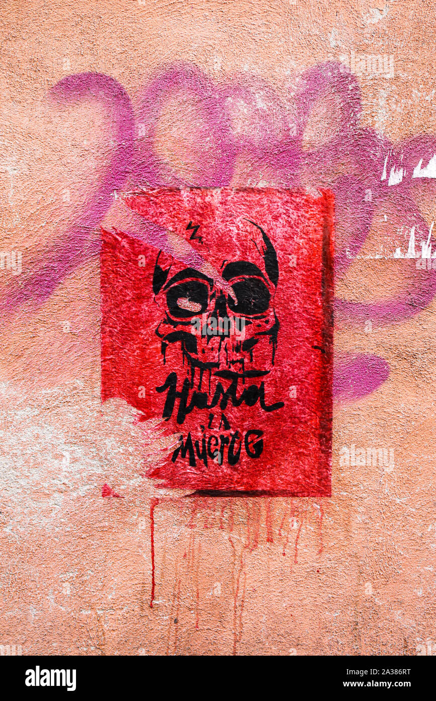 Hasta la Muerta - rosso street art poster nel quartiere di Trastevere a Roma, Italia Foto Stock