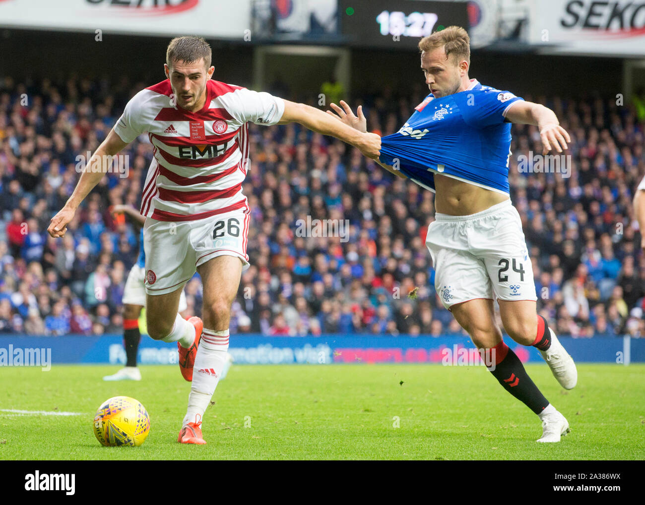 I ranger Greg Stewart (destra) e Hamilton della Sam Subbs (sinistra) battaglia per la sfera durante la Ladbrokes Premiership scozzese corrispondono a Ibrox Stadium, Glasgow. Foto Stock