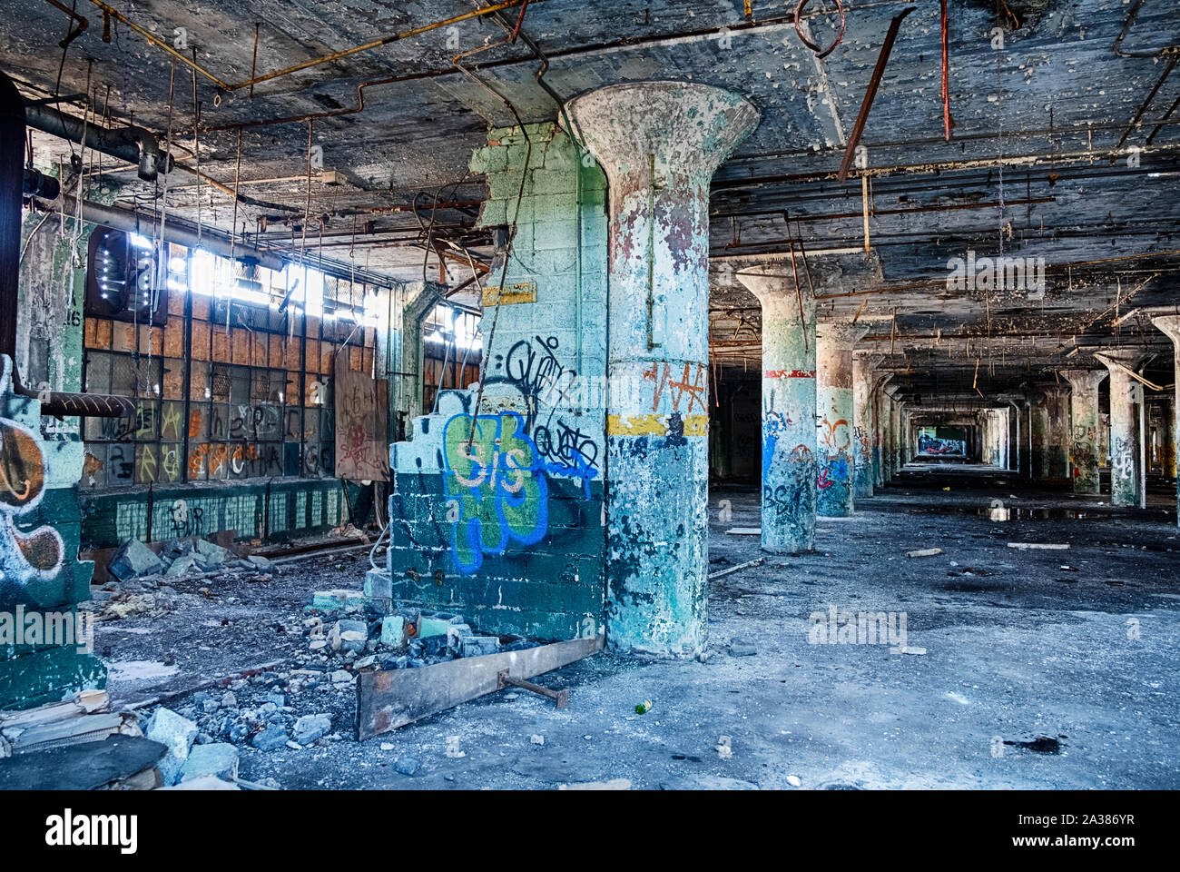 DETROIT, Michigan - Aprile 28, 2019: una vista degli spazi vuoti all'interno della Fisher Body Works stabilimento di Detroit come visto dall'esterno attraverso un rotto Foto Stock