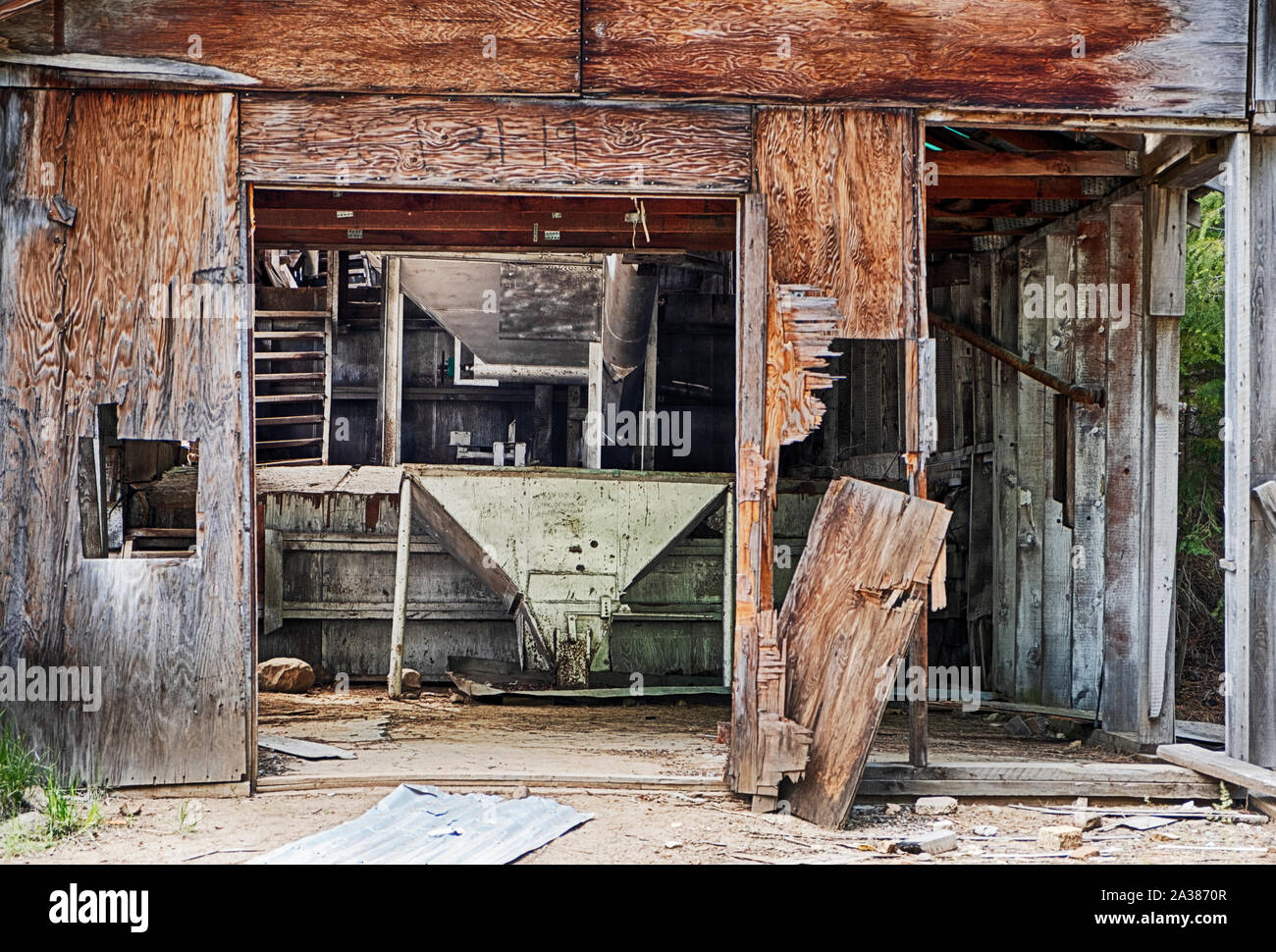 L'interno del cinabro trattamento dei minerali la costruzione presso il vecchio Blue Ridge miniera nelle montagne Ochoco centrali di Oregon è aperto agli elementi. Foto Stock