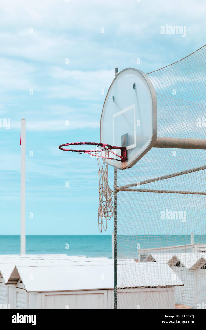 Area giochi sulla spiaggia, vecchia scheda di pallacanestro, vista mare Foto Stock