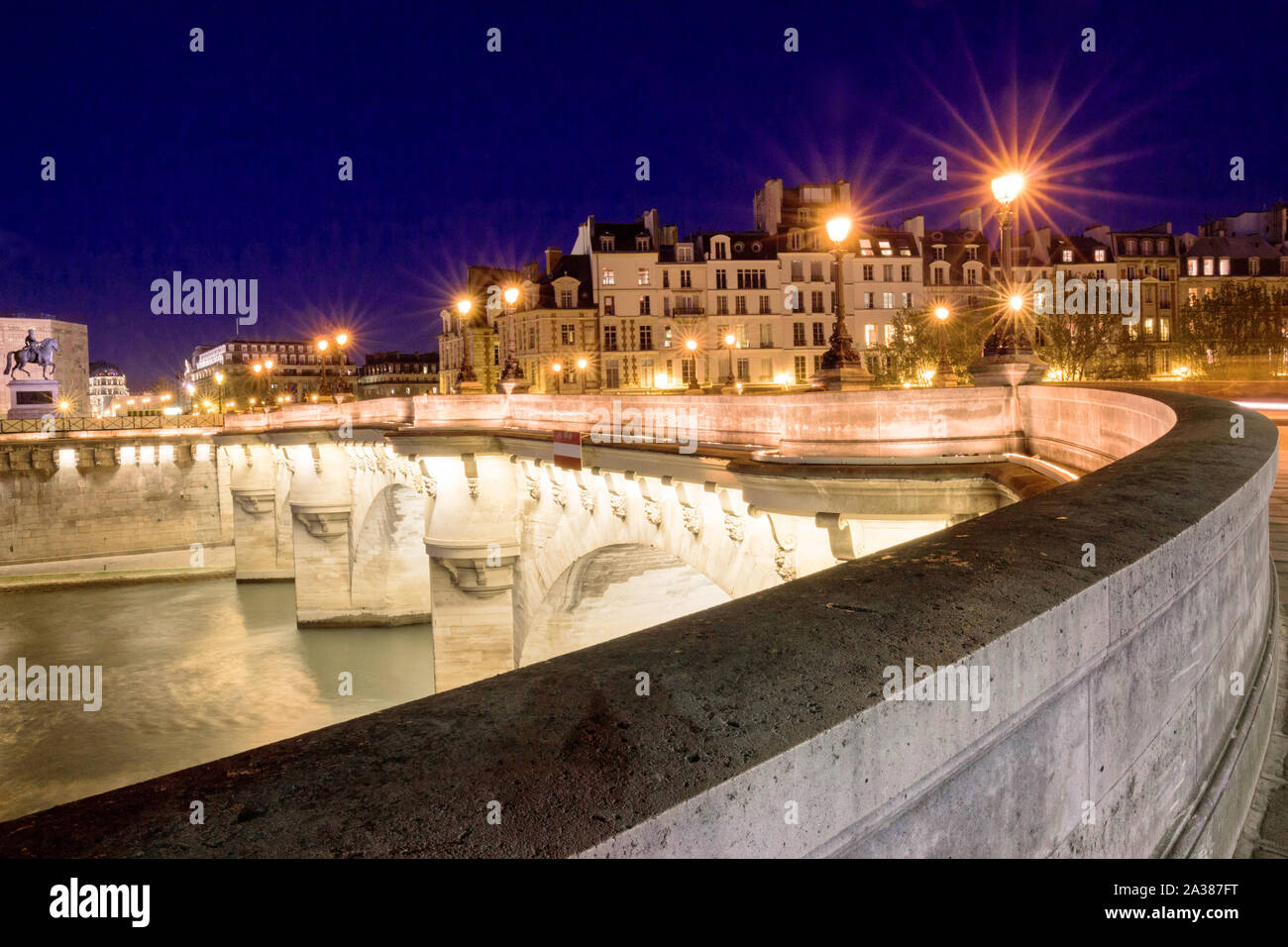 Il Pont Neuf è il più antico ponte che attraversa il fiume Senna a Parigi. Foto Stock
