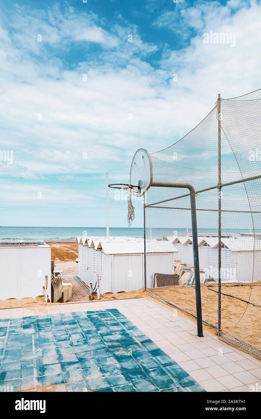 Area giochi sulla spiaggia, vecchia scheda di pallacanestro, vista mare Foto Stock