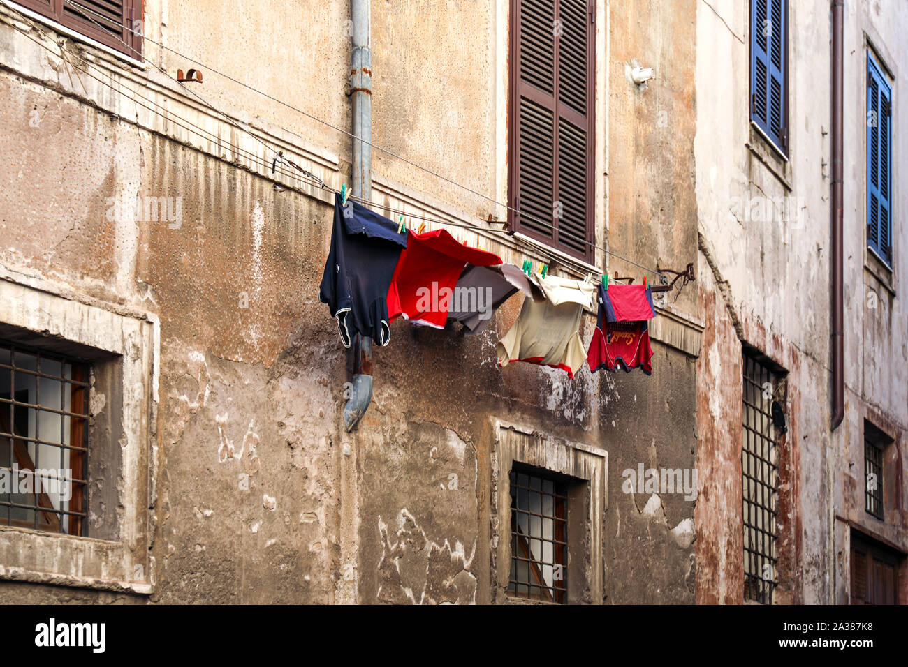 Lavavano i panni appesi ad asciugare sulla linea di abbigliamento in Trastevere, Roma, Italia Foto Stock
