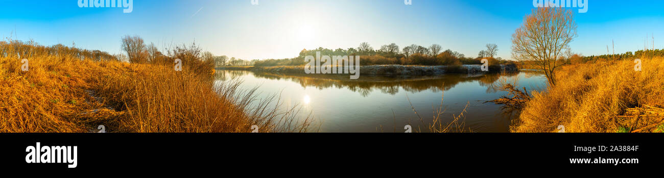 Herbstliche Landschaft mit Fluss bei strahlendem Sonnenschein Foto Stock