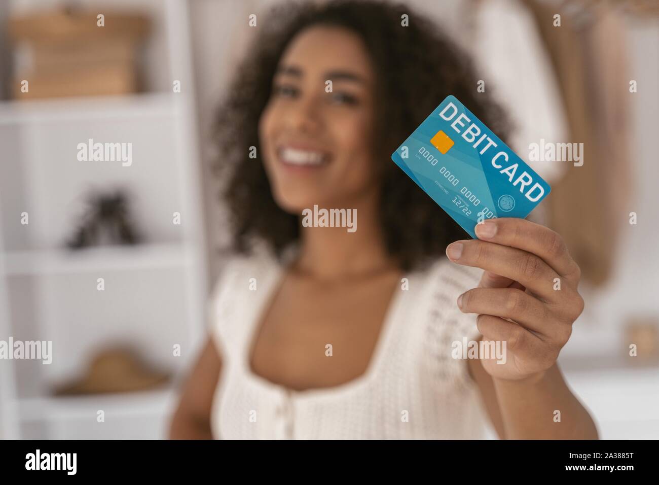 Stretta di mano femminile che dimostrando la sua carta di credito Foto Stock