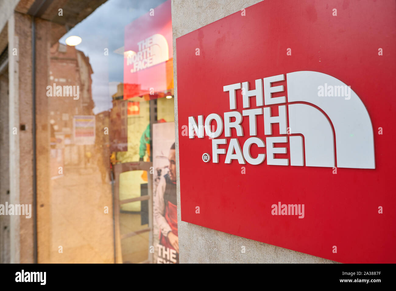 North face outdoor clothing store immagini e fotografie stock ad alta  risoluzione - Alamy