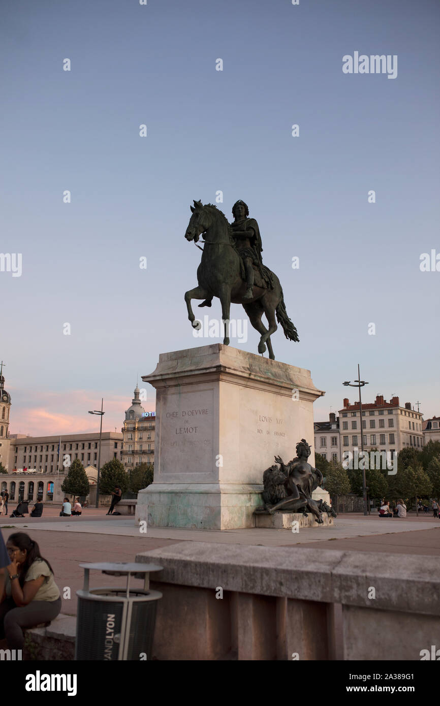 La statua di Luigi XIV a Place Bellecour, una piazza storica nel centro di Lione, Francia. Foto Stock