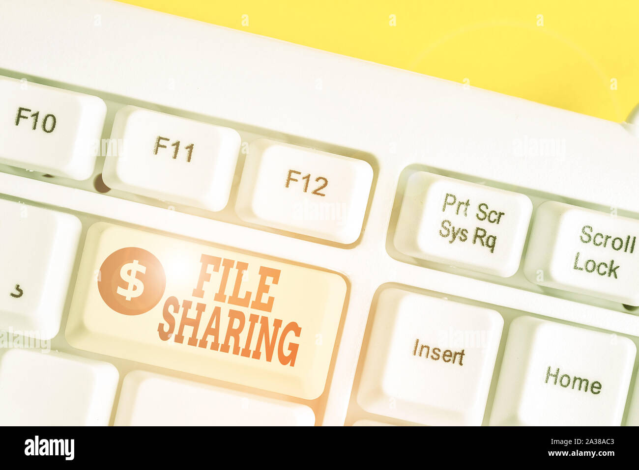 Segno di testo che mostra la condivisione di file. Business photo vetrina per trasmettere i file da un computer a un altro su una rete bianca tastiera PC con nota vuota Foto Stock